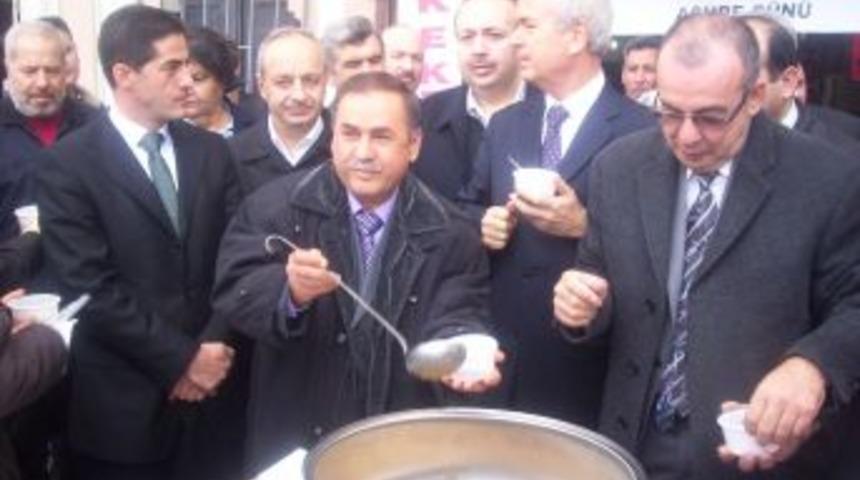 İzmir Dernekler M&uuml;d&uuml;rl&uuml;ğ&uuml; aşure dağıttı