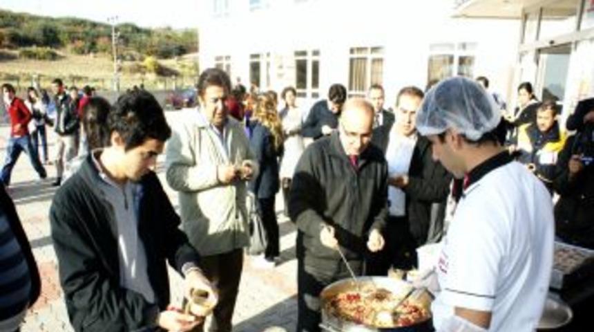 ALTSO &uuml;niversite &ouml;ğrencilerine aşure ikram etti