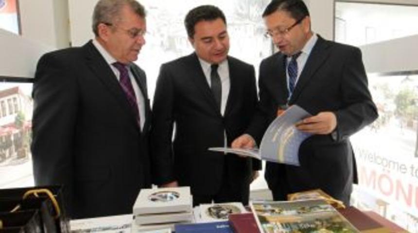 Ali Babacan, Cannes&rsquo;da Hamam&ouml;n&uuml; standını ziyaret etti