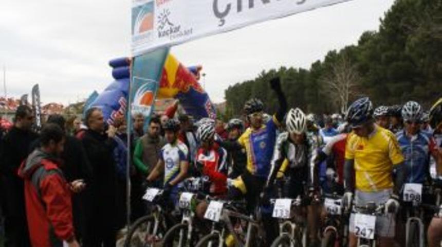 &Ccedil;ekmek&ouml;y bisiklet yarışlarına 125 sporcu katıldı&hellip;