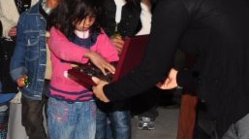 Fethiye&rsquo;ye gelen depremzedeler &ccedil;i&ccedil;eklerle karşılandı