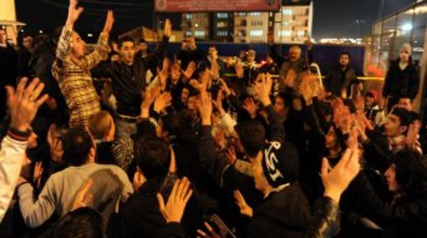 Metris'in &ouml;n&uuml;nde siyah - beyaz coşkusu