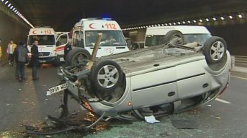 Sıkıştırılan ara&ccedil; k&ouml;pr&uuml;l&uuml; kavşaktan u&ccedil;tu: 1&rsquo;i ağır, 4 yaralı