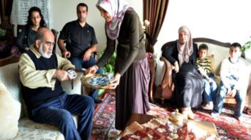 Antalya&rsquo;da yaşayan Vanlı hayırsever, eski komşularını evinde ağırlıyor