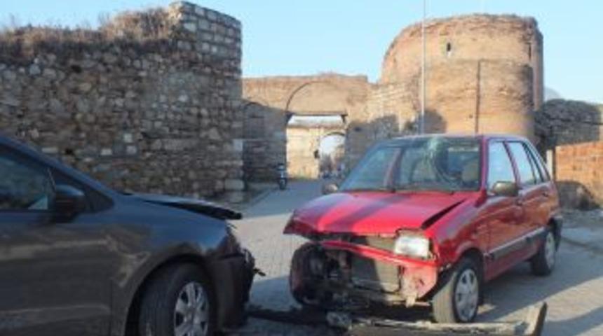 2 ara&ccedil; kafa kafaya &ccedil;arpıştı