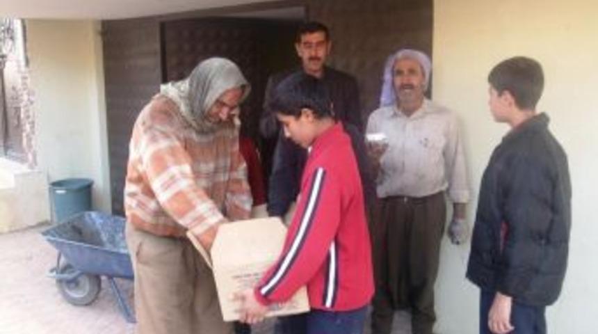 Baran Koleji &ouml;ğrencileri mahalleye aşure dağıttı