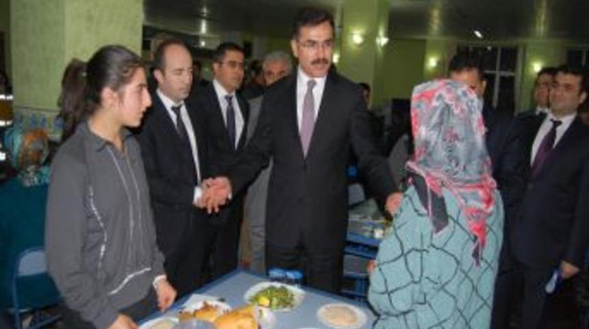 Batman Valisi Turhan, yurtlara yerleştirilen depremzedeleri ziyaret etti