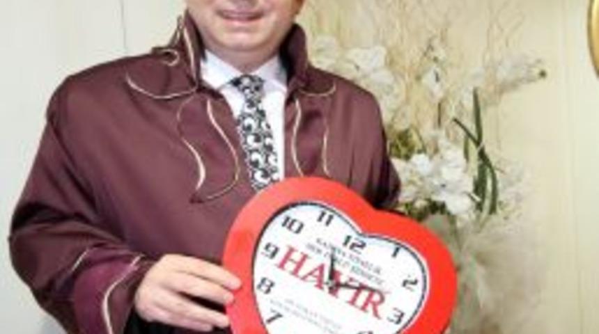 Konak Belediyesi evlenenlere 'Kadına Şiddete Hayır' saati hediye ediyor