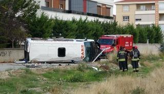 Konya'da servis minib&uuml;s&uuml; ile otomobil &ccedil;arpıştı: 9 yaralı