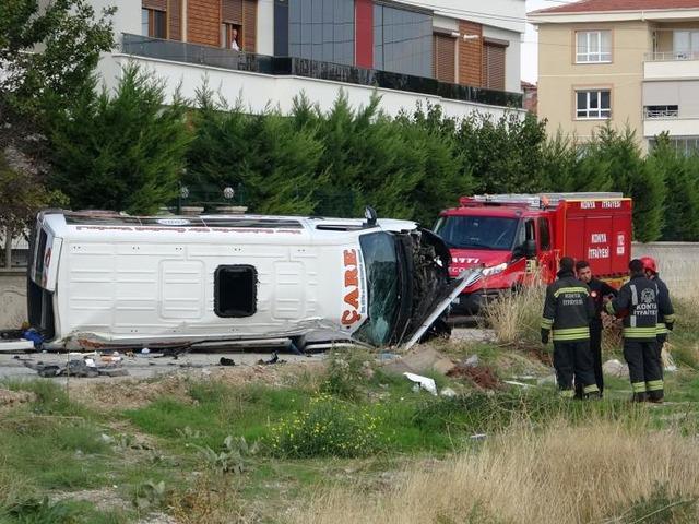 Konya'da servis minib&uuml;s&uuml; ile otomobil &ccedil;arpıştı: 9 yaralı