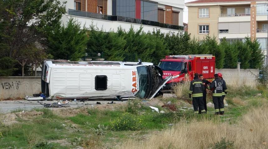 Konya'da servis minib&uuml;s&uuml; ile otomobil &ccedil;arpıştı: 9 yaralı