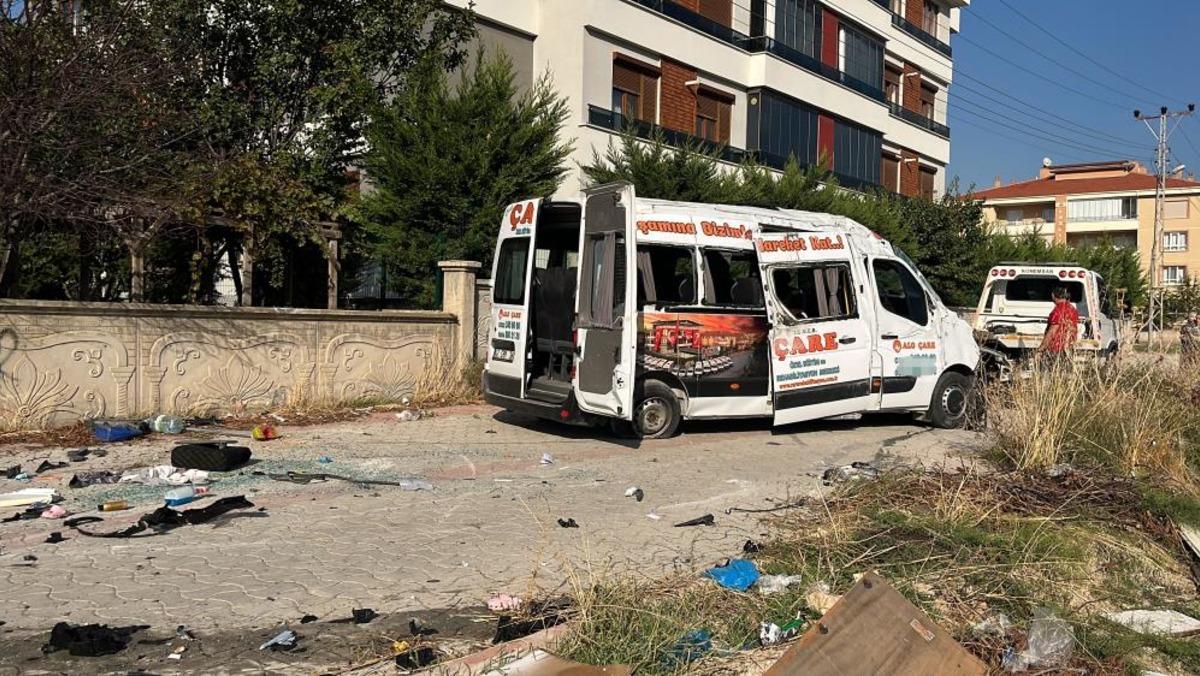 Konya da servis minib&uuml;s&uuml; ile otomobil &ccedil;arpıştı: 9 yaralı 1