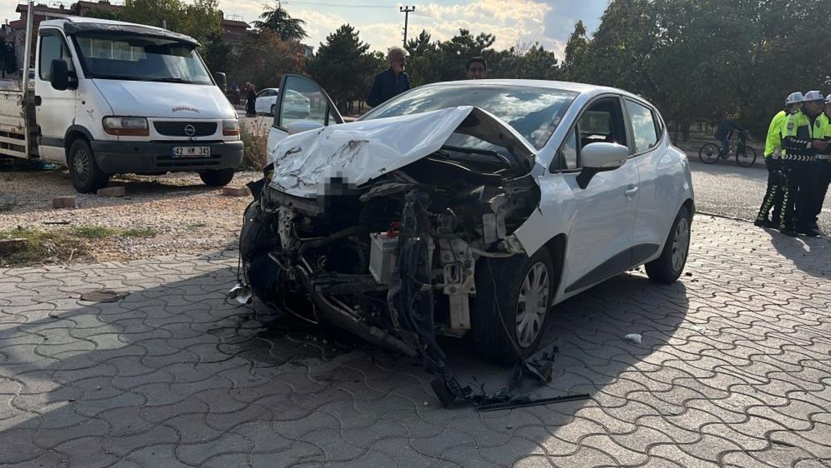 Konya da servis minib&uuml;s&uuml; ile otomobil &ccedil;arpıştı: 9 yaralı 2