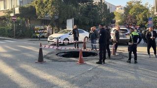 Son dakika: Beşiktaş&rsquo;ta ana caddede yol &ccedil;&ouml;kt&uuml;, trafik aksadı