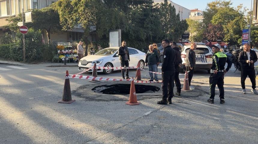 Beşiktaş&rsquo;ta ana caddede yol &ccedil;&ouml;kt&uuml;, trafik aksadı