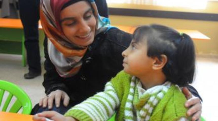 Kardeş okulda aşure dağıttılar