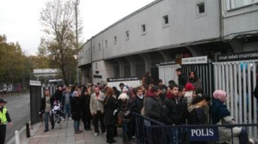 Derbi i&ccedil;in dağıtılan bedava biletlere kadın ve &ccedil;ocuklardan yoğun ilgi