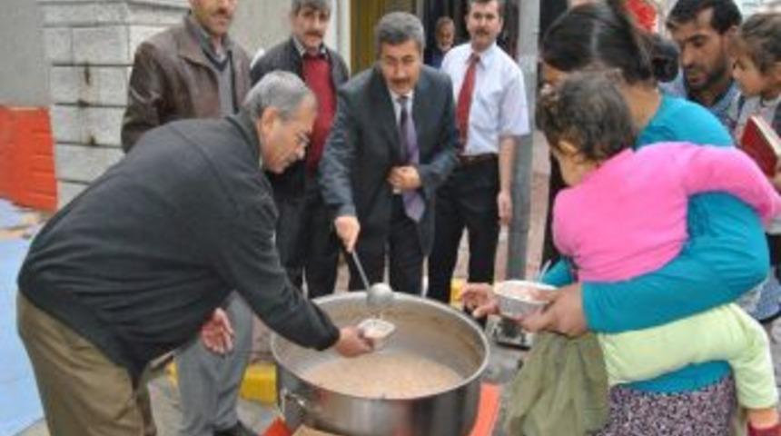 Edremit M&uuml;ft&uuml;l&uuml;ğ&uuml; 600 kişilik aşure dağıttı