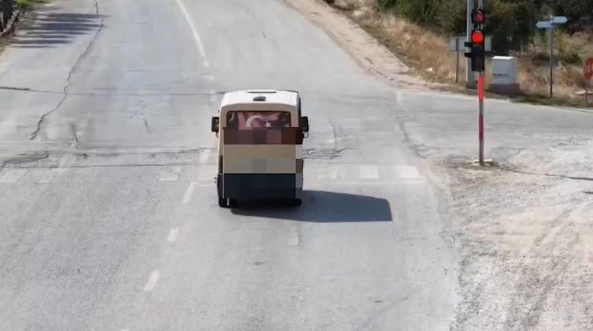 Kırmızı ışıkta ge&ccedil;ip polisleri g&ouml;r&uuml;nce y&ouml;n değiştiren s&uuml;r&uuml;c&uuml; polis dronundan ka&ccedil;amadı