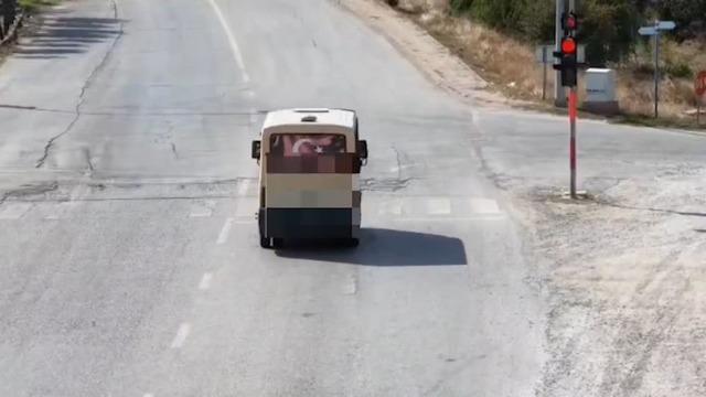 Kırmızı ışıkta geçip polisleri görünce yön değiştiren sürücü polis dronundan kaçamadı