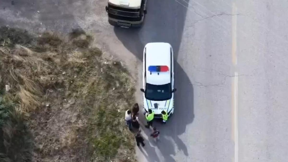 Kırmızı ışıkta ge&ccedil;ip polisleri g&ouml;r&uuml;nce y&ouml;n değiştiren s&uuml;r&uuml;c&uuml; polis dronundan ka&ccedil;amadı 1
