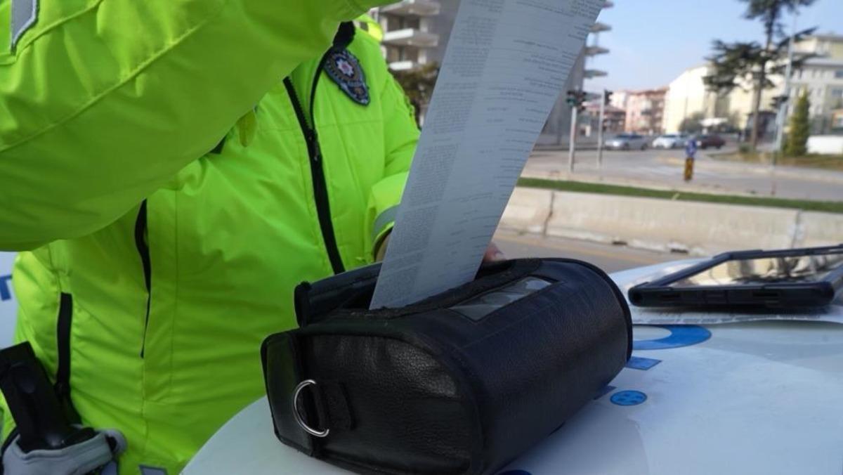 Kırmızı ışıkta ge&ccedil;ip polisleri g&ouml;r&uuml;nce y&ouml;n değiştiren s&uuml;r&uuml;c&uuml; polis dronundan ka&ccedil;amadı 2