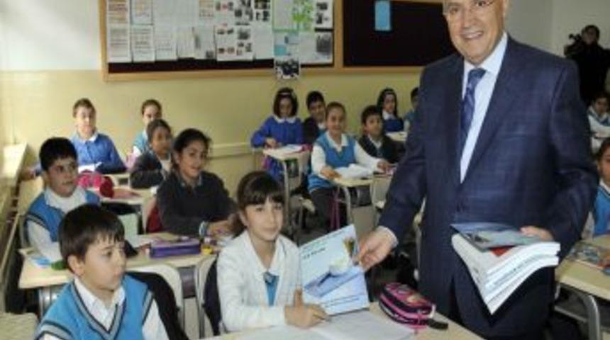 Yenimahalle Belediye Başkanı Yaşar'dan &ouml;ğrencilere kitap hediyesi