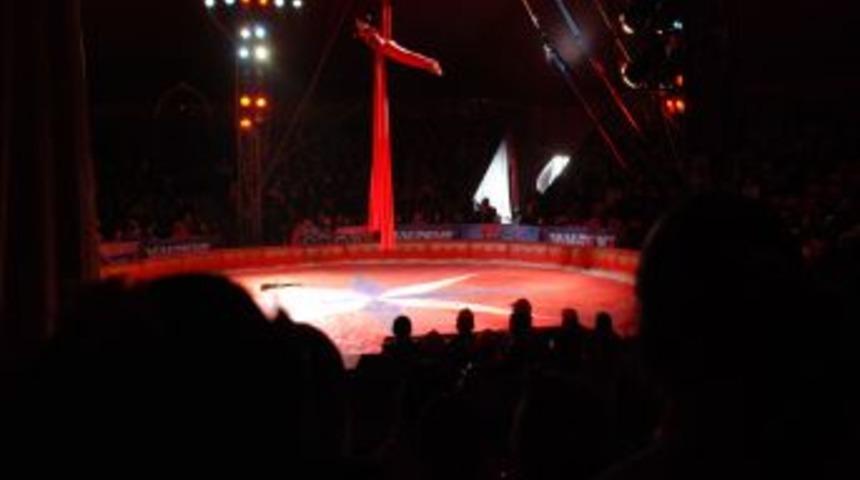 Depremzede &ouml;ğrenciler acılarını sirk g&ouml;sterisiyle unuttu