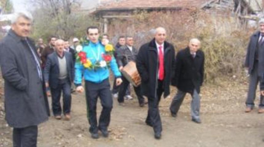 Mete Binay k&ouml;y&uuml;nde davul zurna ile karşılandı