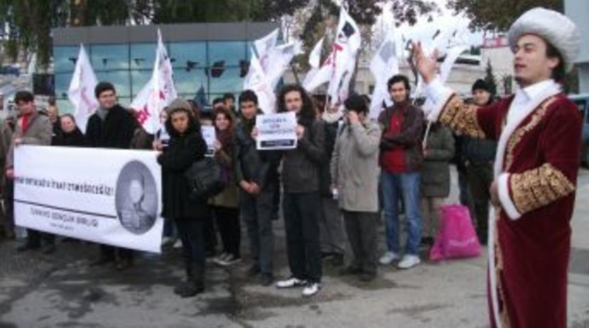 İş&ccedil;i Partili TGB&rsquo;den Dolmabah&ccedil;e Sarayı &ouml;n&uuml;nde 'Abd&uuml;lmecid' protestosu