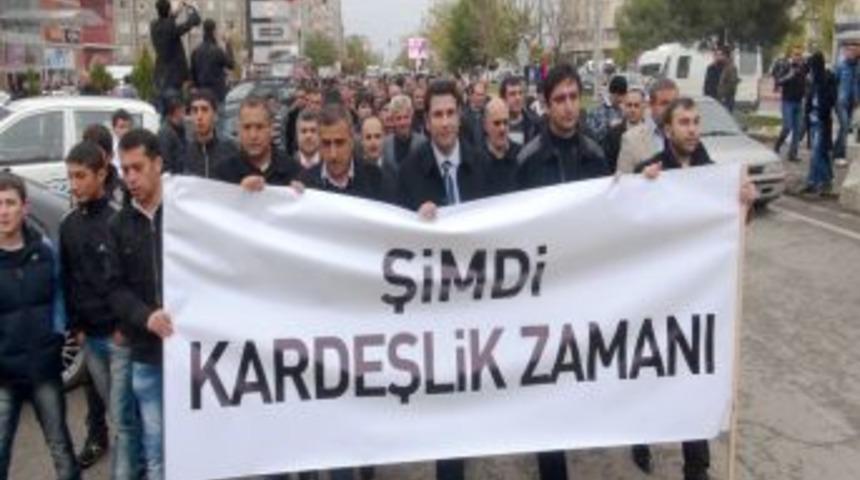 Batmanlılar 'T&uuml;rkiye'de kardeşlik' i&ccedil;in y&uuml;r&uuml;d&uuml;