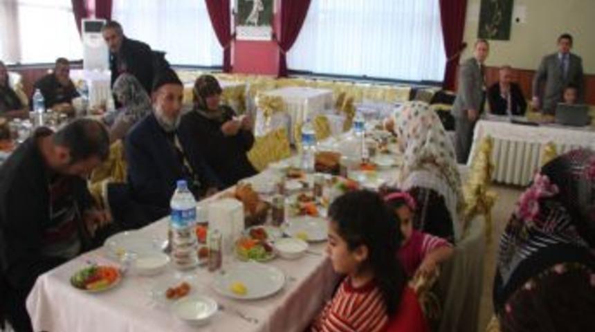 Vanlı depremzedelerden 50 kişilik ilk grup Burdur&rsquo;a geldi