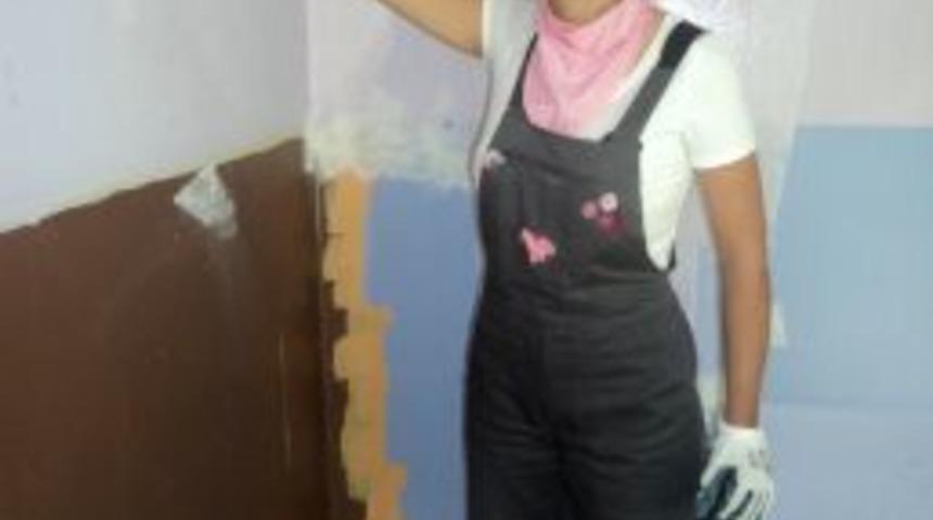 Kadın boya ustaları işe okul boyayarak başladı