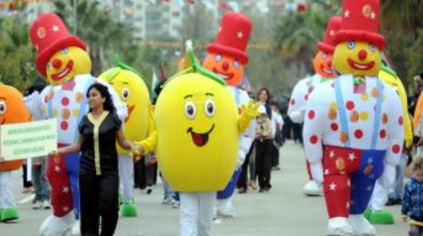 Mersin’deki narenciye festivali renkli görüntülere sahne oluyor