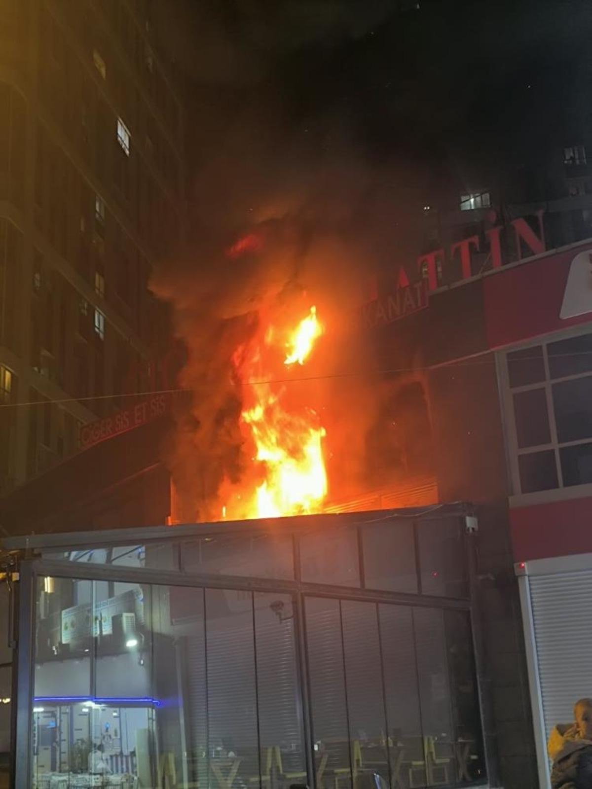 Esenyurt ta iki katlı iş yerinde yangın: 1 yaralı 1