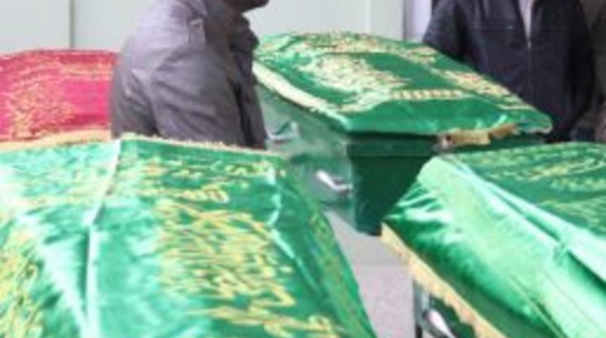 Yangında hayatını kaybeden aile &uuml;yelerinin cenazesi toprağa verildi