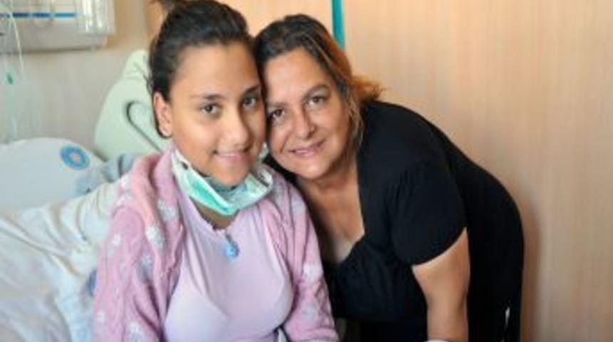 Annesinin b&ouml;breğiyle hayata tutundu