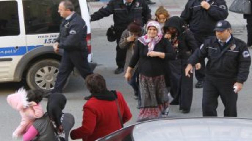 Hırsızlık su&ccedil;undan adliyeye &ccedil;ıkarılan 5 kadın tutuklandı