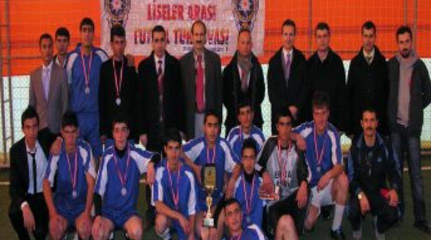 Liseler arası futbol turnuvasında Midyat İMKB Anadolu Lisesi birinci oldu