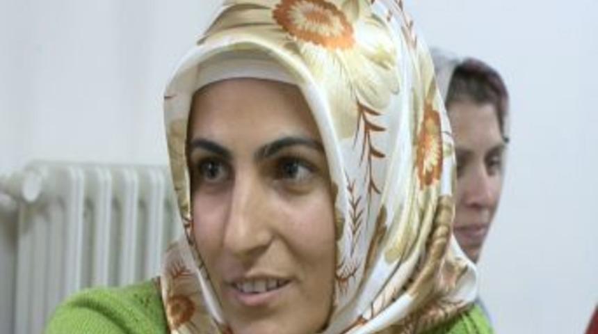 Baba evinde okuyamadı, koca evinde okuma-yazma &ouml;ğreniyor