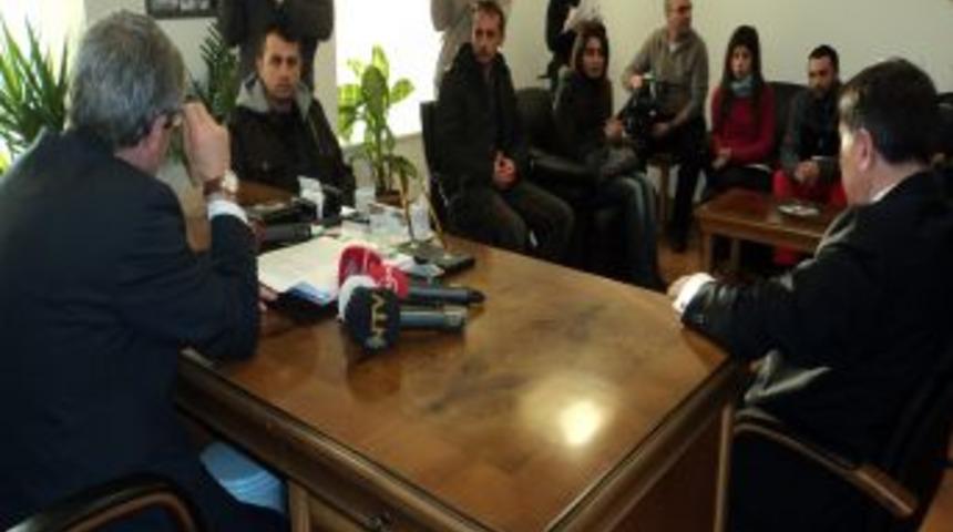 &Ouml;ğretmen atamalarını protesto eden eylemciler, MHP'li Doğru'yu ziyaret etti