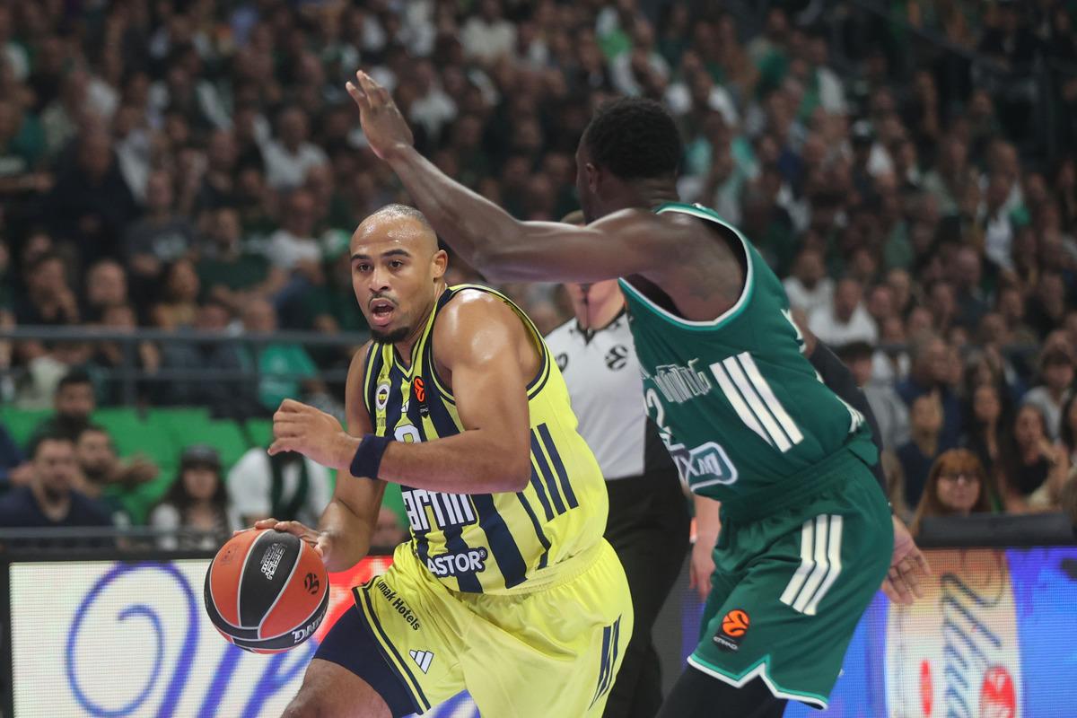 Fenerbah&ccedil;e Tarfin e Atina da ağır darbe! İlk mağlubiyet geldi 1