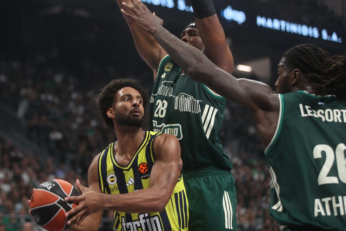 Fenerbah&ccedil;e Tarfin e Atina da ağır darbe! İlk mağlubiyet geldi 3
