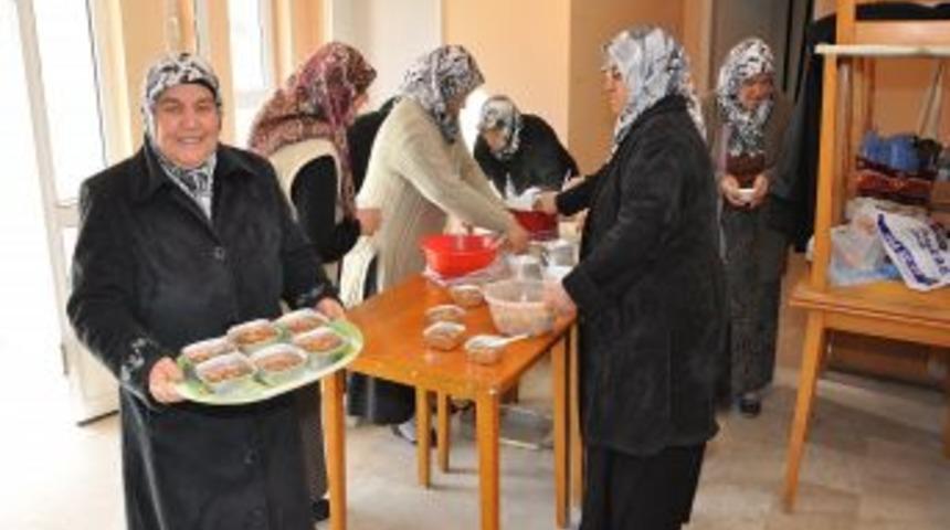 Kursa giden kadınlar aşure dağıttı