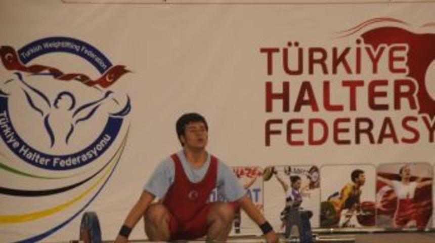 T&uuml;rkiye'nin halter şampiyonu Vanlı Şevket oldu