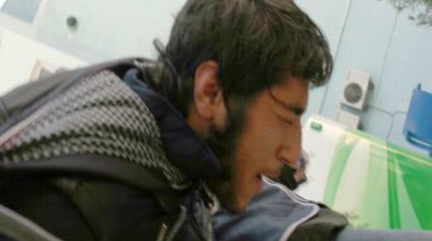 1 lirayla kandırıyor, cep telefonu &ccedil;alıyor