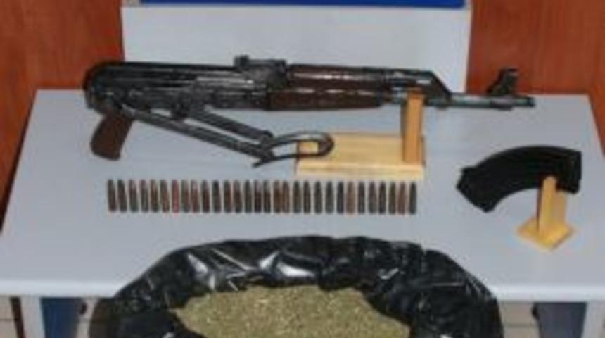 Polis iki ayrı operasyonda 10 kilo esrar ele ge&ccedil;irdi