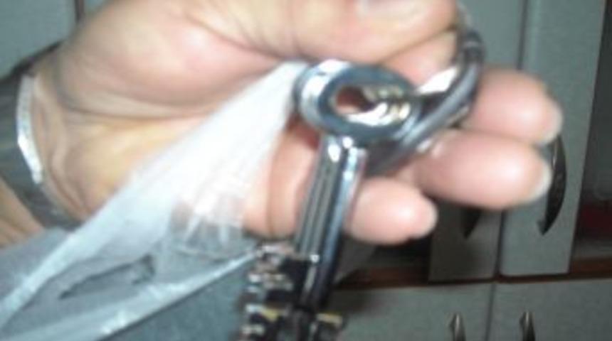 Kızılay, yardım kolisinin i&ccedil;inden &ccedil;ıkan &ccedil;elik kasa anahtarının sahibini arıyor