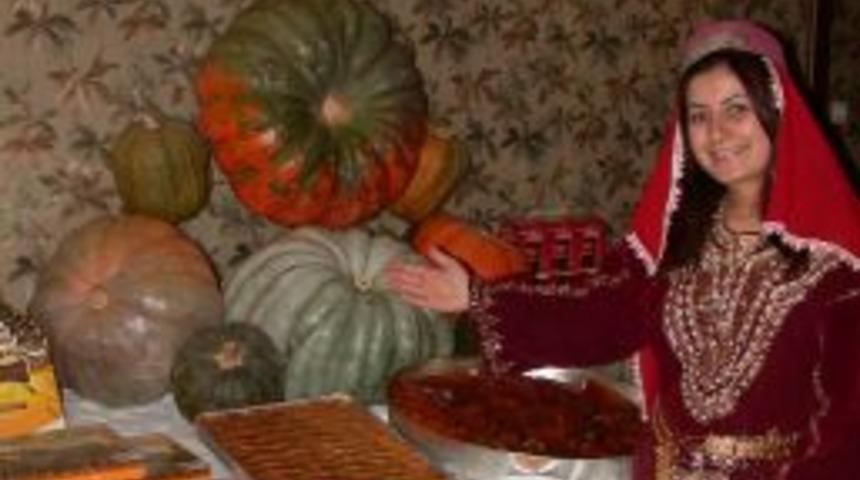 Kabaktan baklava ve lahmacun yaptı adlarıyla &ouml;d&uuml;l aldı