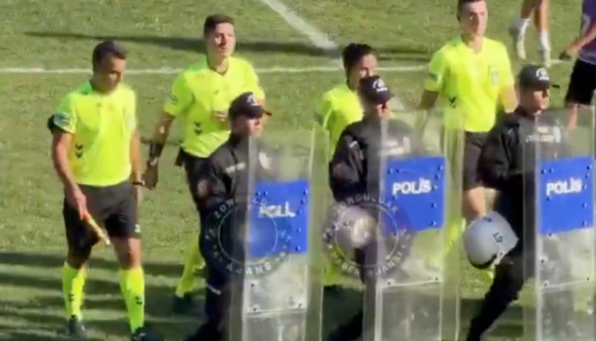 Bu kadarına da pes! TFF gözlemcisi tribünde uyuyakaldı: O görüntüler olay oldu 2